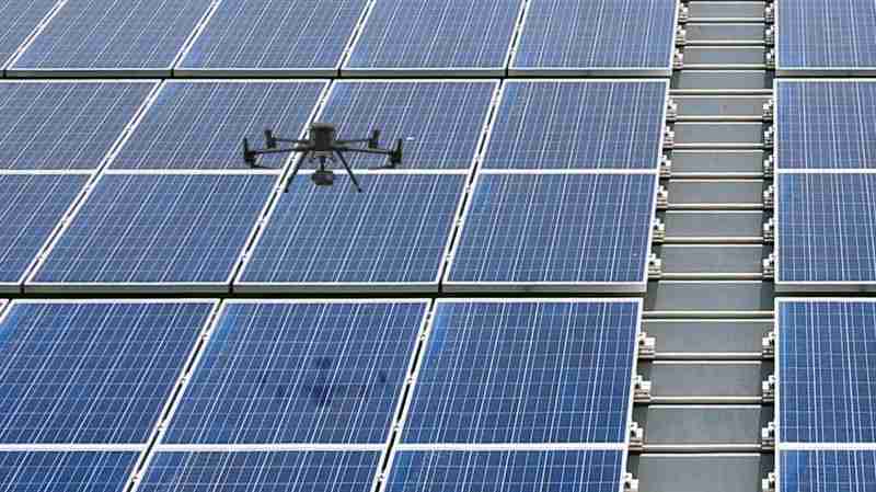 NG大舞台以无人机搭配IR Sensor热显像技术进行全方面模块健检，，，有效降低人力成本并提升发电量