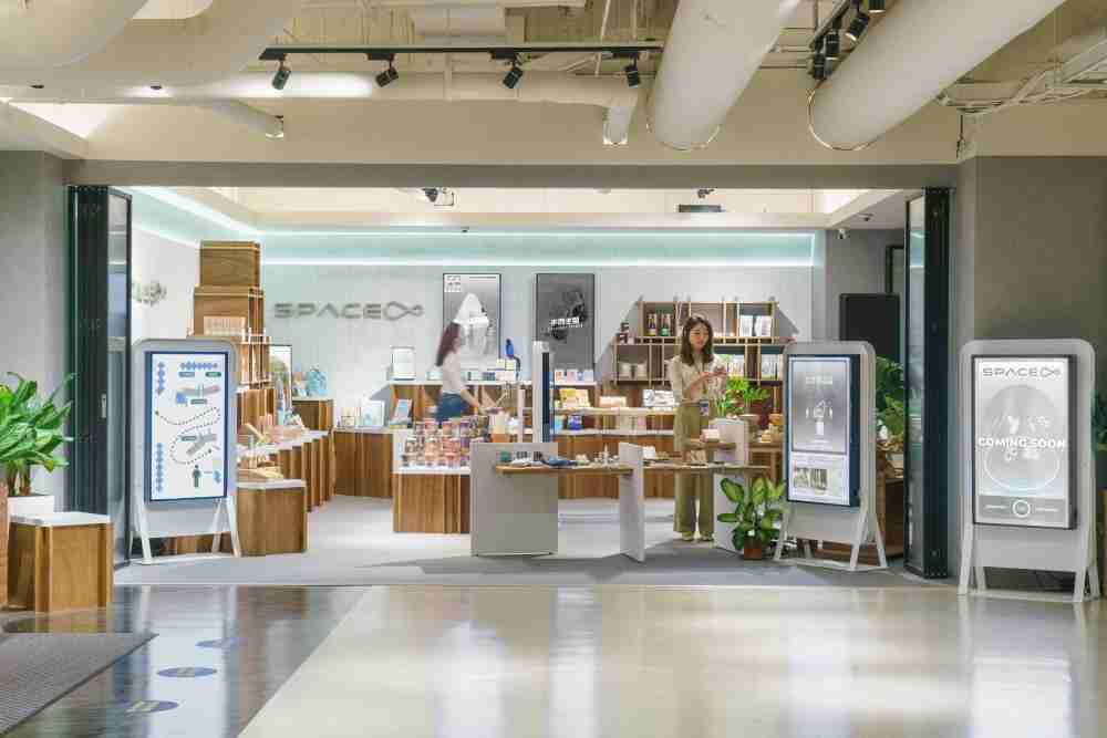 NG大舞台打造永续选物商店，，展示社企及社创商品，，，，结合创利空间所开发的智能零售系统，，整合多元产品信息，，，让无人商店扮演公益行动的推手