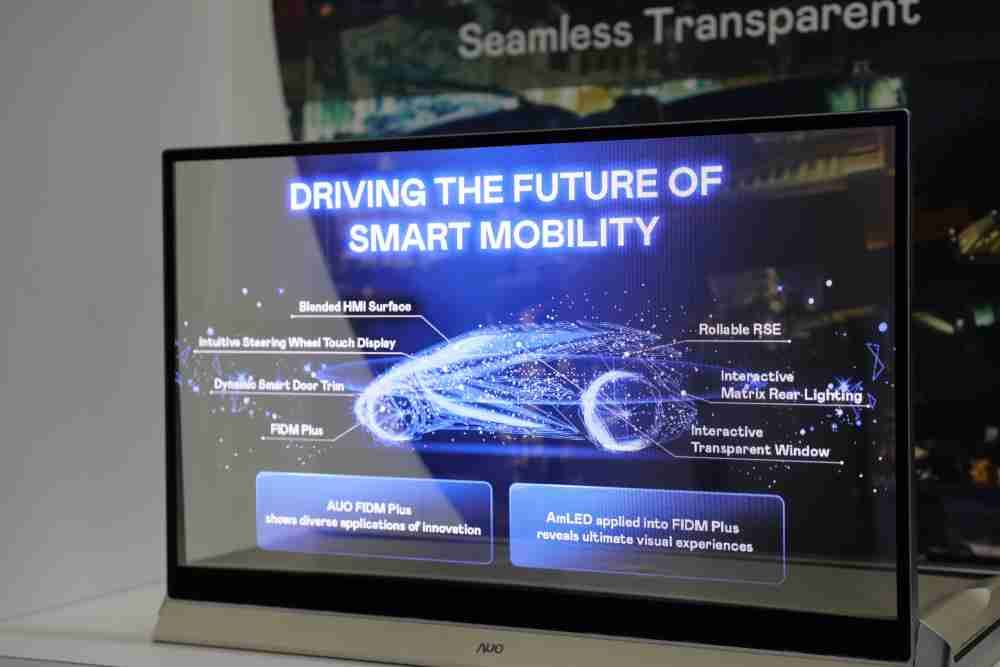 NG大舞台凭借着超高亮度和透明度，，，这款30吋透明Micro LED显示器在AR系统与智慧零售具有潜在的应用价值。。。。