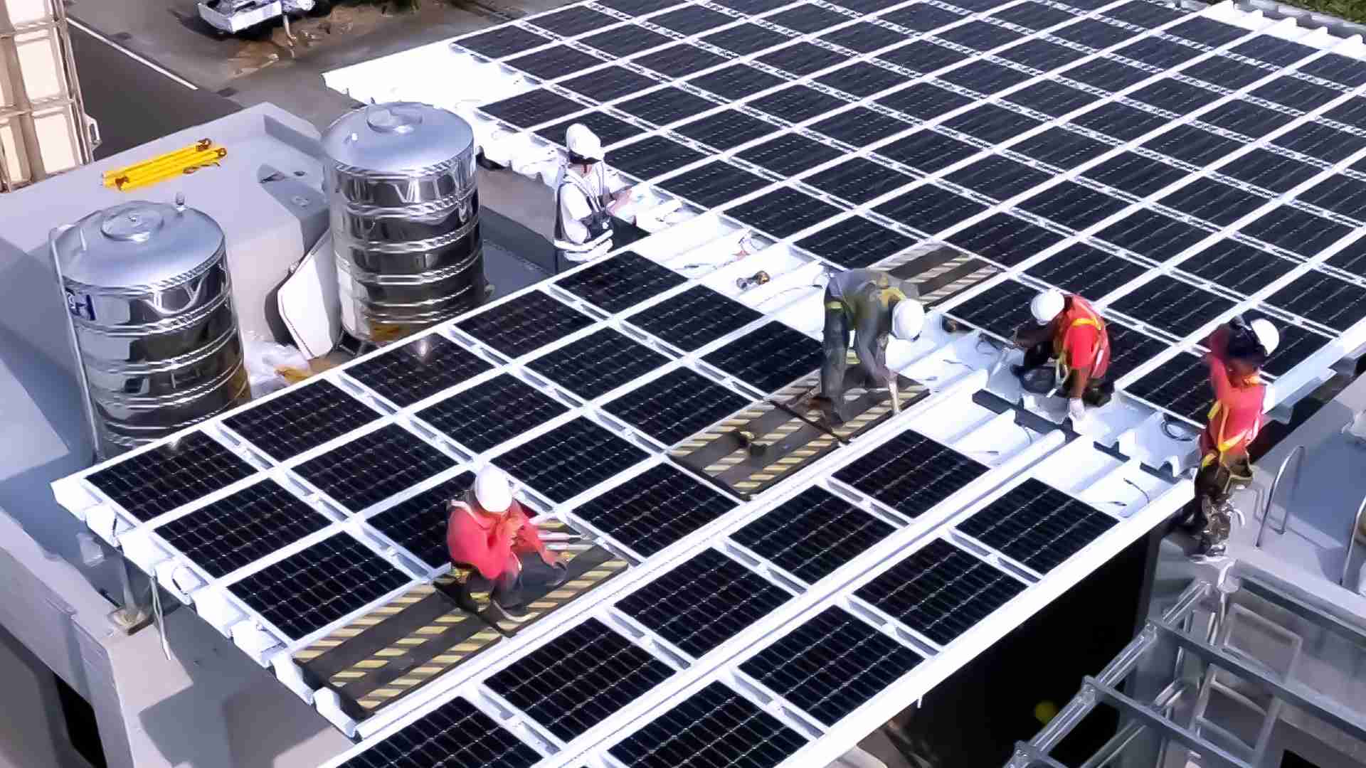 NG大舞台着力于替代能源之技术研发，，如光电浪板的相关制程、、、设备与产品，，，其中所开发之光电整合型浪板，，减少传统金属支架安装，，，更提升耐候度，，，，可广泛运用于多元场域，，，，并辅助建筑达到净零碳排目标