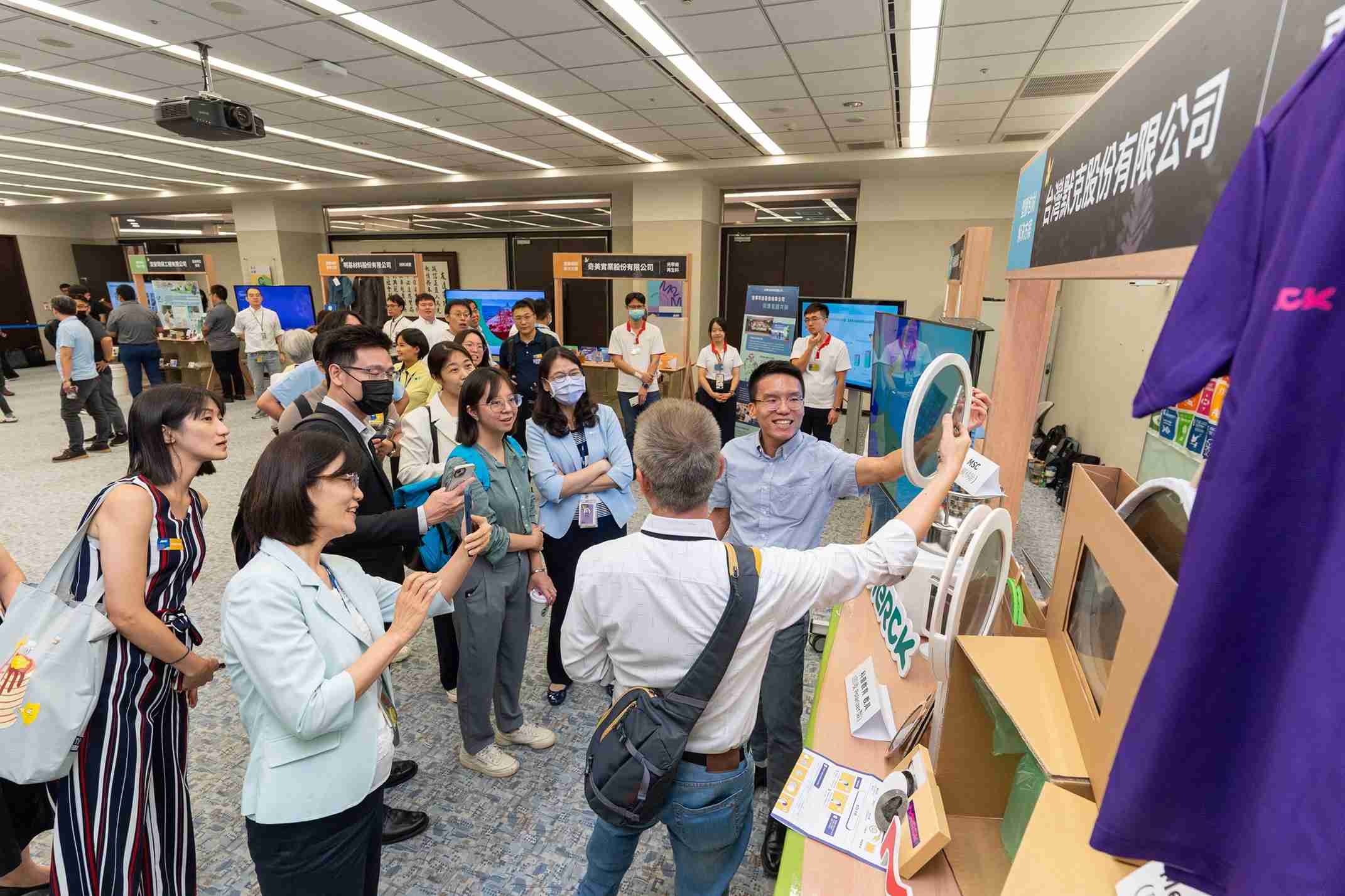 NG大舞台连手产业伙伴策划首届生态圈联展，，，展示如何将废塑料循环再利用，，，创新解决方案包括：塑料包材再生与循环使用、、、再生塑料研发及应用、、、废塑料回收再生技术、、减塑生活提案等